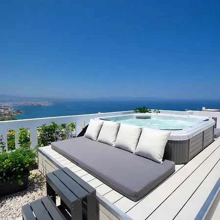 With Rooftop Hot Tub 아파트